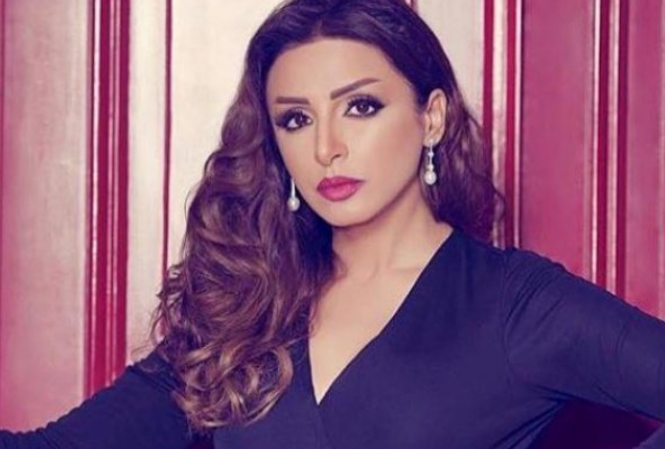 إطلالة خاطفة للأنظار: الفنانة أنغام تتألق بفستان مضيء يشبه ظاهرة الأورورا